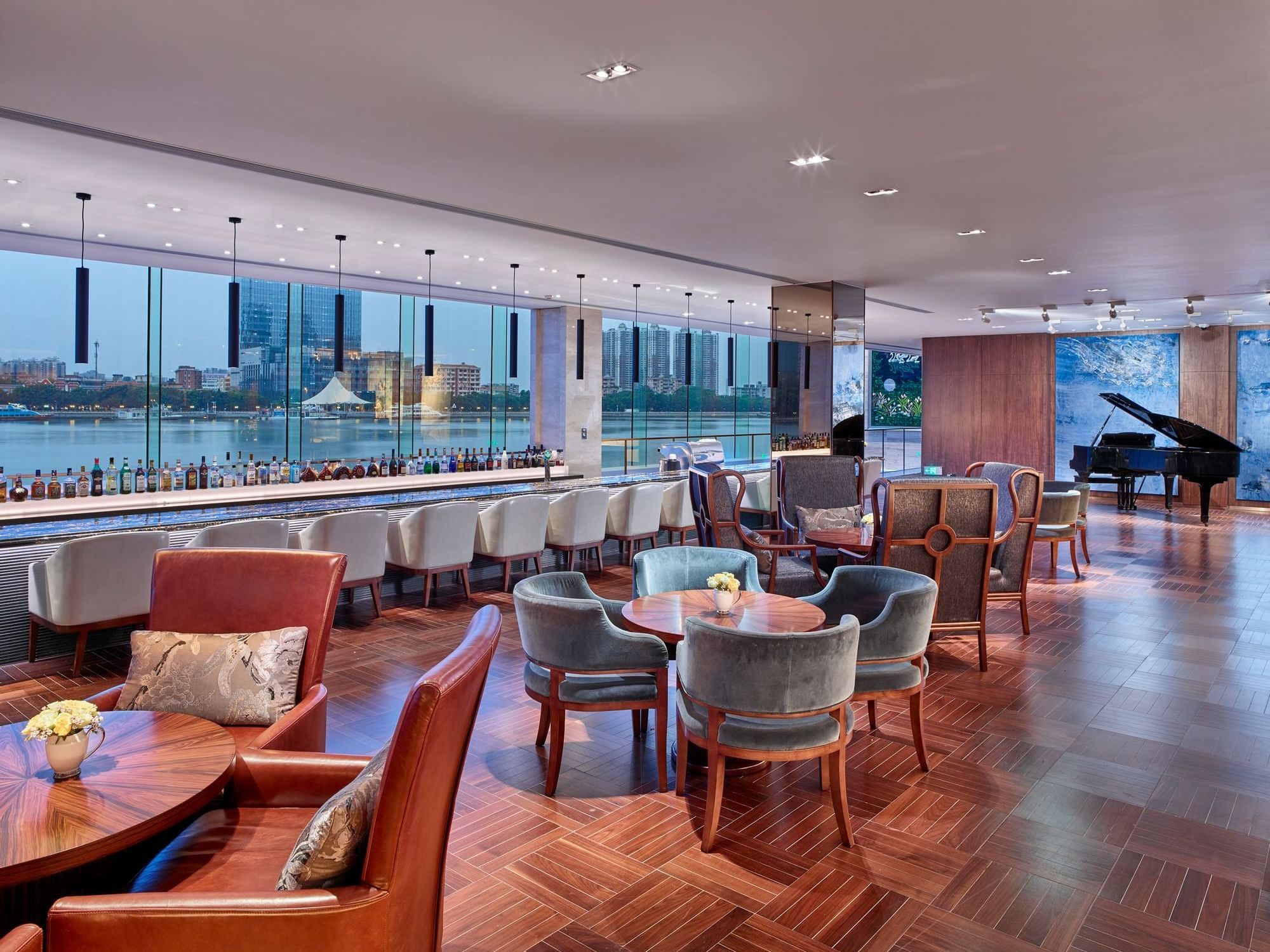 澳博娱乐游戏官网平台 Lobby Lounge dining area with a city view at 澳博娱乐游戏